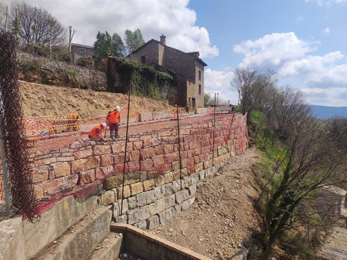 Trabajos en el muro de contención que se está construyendo en la ladera que se vino abajo y obligó a cortar parte del acceso a la villa medieval de Aínsa (Huesca)