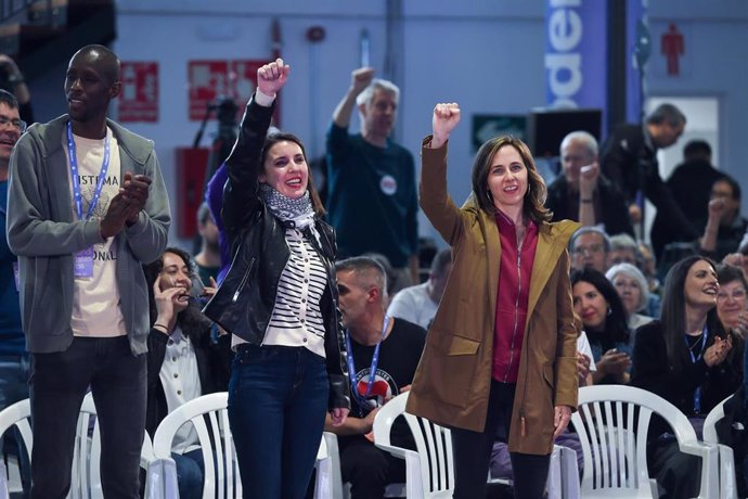 La eurodiputada de Podemos, Irene Montero (i) y la secretaria general de Podemos y diputada, Ione Belarra (d), durante la V Asamblea Ciudadana de Podemos, en el Pabellón de Convenciones de Casa de Campo, a 11 de abril de 2025, en Madrid (España).