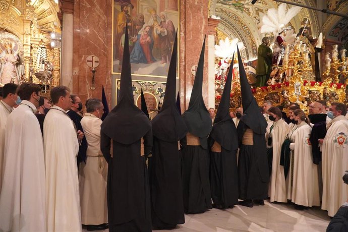 Archivo - Nazarenos de la Hermandad del Gran Poder, en la Basílica de la Macarena para pedir la venia en una reciente Madrugada de la Semana Santa.