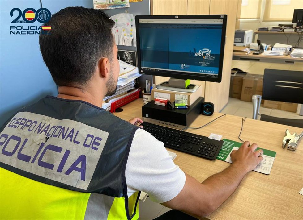 Archivo - Imagen de recurso de un agente de la Policía Nacional.