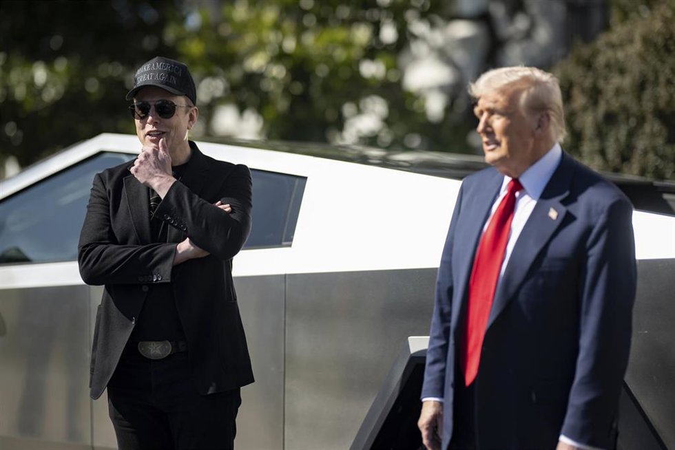 Archivo - El presidente de EEUU, Donald Trump, recibe el multimillonario Elon Musk y varios de sus vehículos Tesla en la Casa Blanca