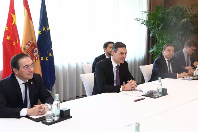 (E-D) O ministro de Relações Exteriores, União Europeia e Cooperação, José Manuel Albares; o presidente do governo espanhol, Pedro Sánchez, e o ministro da Agricultura, Pesca e Alimentação, Luis Planas, durante uma reunião de negócios, em 11 de abril