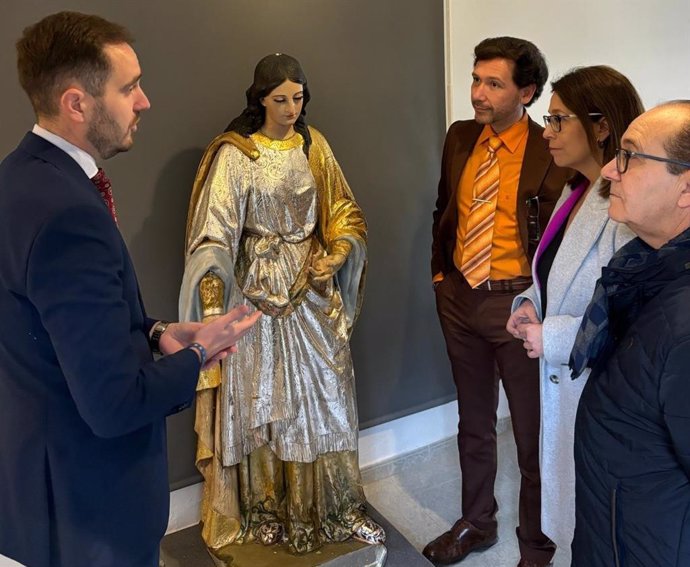 La vicepresidenta tercera y diputada de Cultura y Deportes, África Colomo, en su visita junto a representantes de la Cofradía de Santa Catalina de Jaén el taller de la empresa Conservación y Restauración de Bienes Culturales de Jaén.