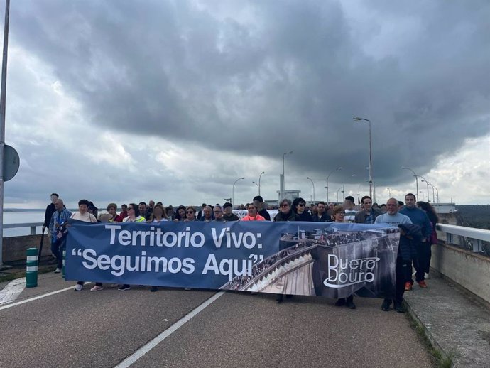 Miles de personas forman una cadena humana contra la "privatización" de los espacios públicos en la presa de Almendra