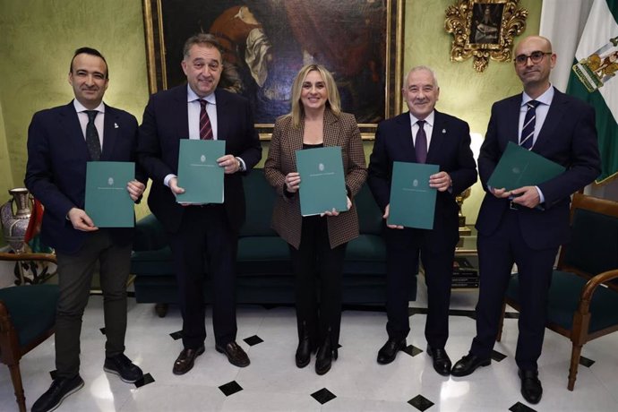 Foto de familia tras la firma de dos convenios de apoyo y promoción de la actividad cofrade.