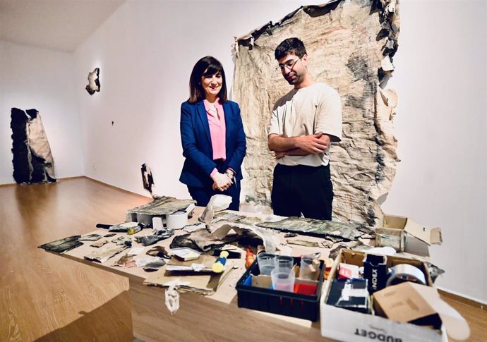 La diputada de Cultura y Educación, Pilar Caracuel, y el artista José Casas en la inauguración de la exposición ‘Esperándola del cielo’ en el Palacio de los Condes de Gabias.