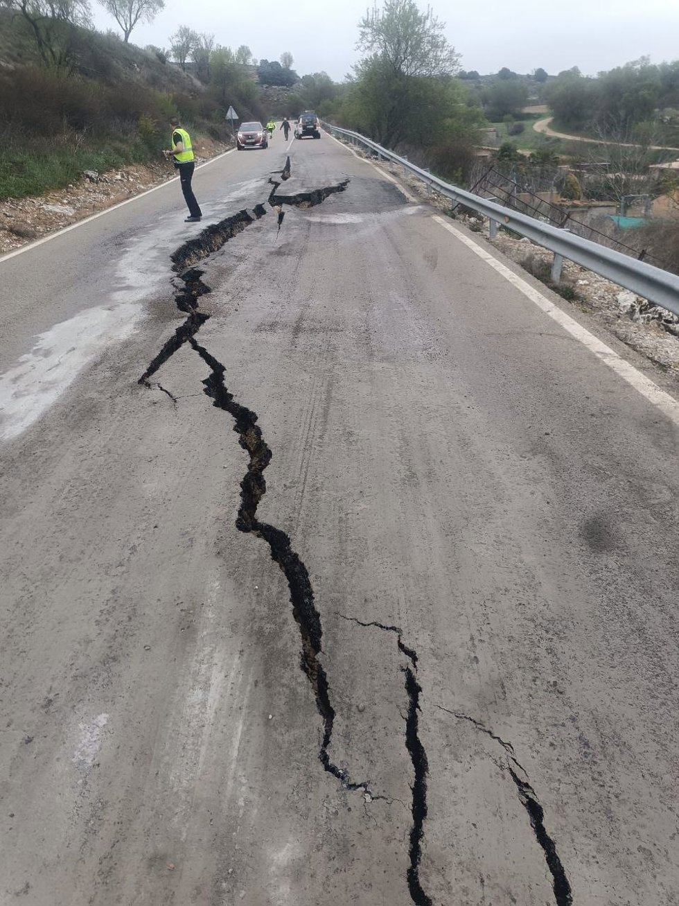 Hundimiento de parte de la carretera CM-2005 a la altura de Brihuega.