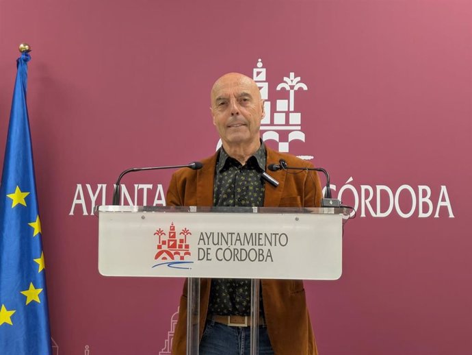El portavoz socialista en el Ayuntamiento de Córdoba, Antonio Hurtado, en una rueda de prensa.