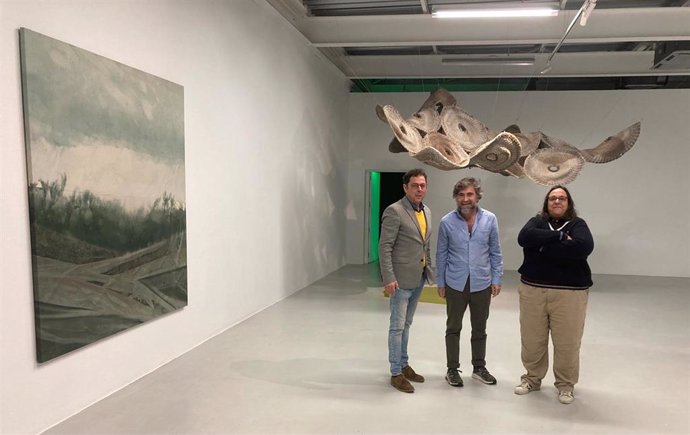Imagen del director general del Instituto de las Industrias Culturales y las Artes, Manuel Cebrián, junto al artista Paco Caballero y la comisaria Isabel Durante en la exposición 'Hipnagogia. En la vigilia de los afectos'.