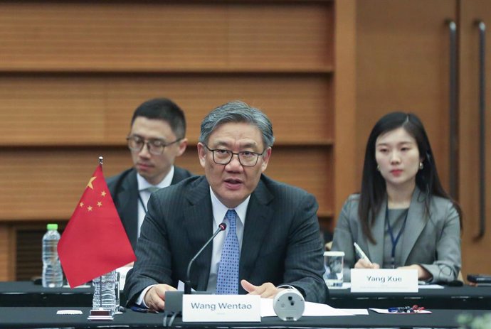 SEOUL, 31 de março de 2025 -- O Ministro do Comércio da China, Wang Wentao, discursa na 13ª Reunião dos Ministros do Comércio e Economia Trilateral China-Japão-ROK em Seul, Coreia do Sul, em 30 de março de 2025.   A reunião trilateral, focada em tópicos c