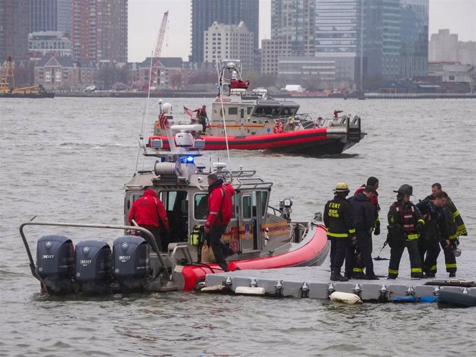 April 10, 2025, New York, New York, USA: NYFD divers return to Pier 40 on the  NYC waterfront as rescue boats search for the downed tourist helicopter in the Hudson River off Jersey City. 6 people died in the fatal crash.