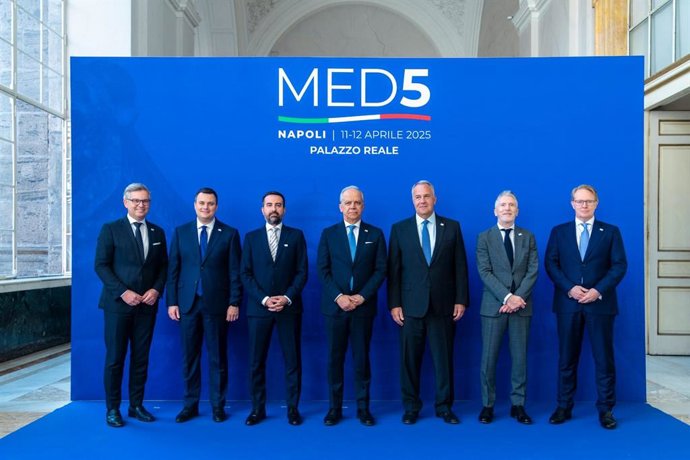 Archivo - El ministro del Interior, Fernando Grande-Marlaska, junto a sus homólogos de Italia, Grecia, Chipre y Malta en la reunión del MED5, a 12 de abril de 2025, en Nápoles (Italia)