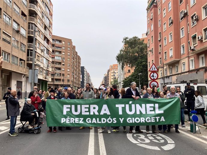 Los vecinos de Pérez Galdós reclaman al Ayuntamiento suprimir el túnel de la avenida para "una renaturalización real"