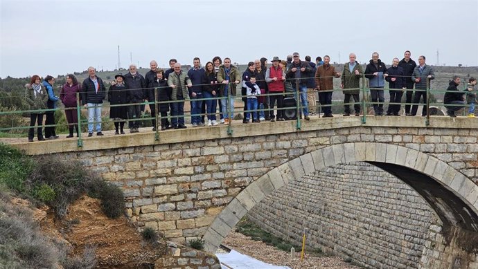 Concentración convocada por la plataforma en defensa del ferrocarril de Teruel y el Movimiento ciudadano Teruel Existe para protestar por el derribo de los puentes de la vía férrea Teruel-Sagunto para la renovación de la línea.