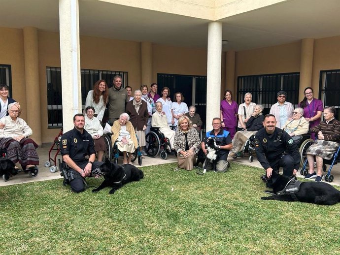La iniciativa permite acercar este cuerpo policial a la ciudadanía al tiempo que se pone en valor una unidad que ha servido de ejemplo para la incorporación de los perros en las labores policiales