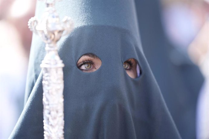 Detalle de los ojos de una nazarena de la hermandad Bendición y Esperanza del Polígono Sur.