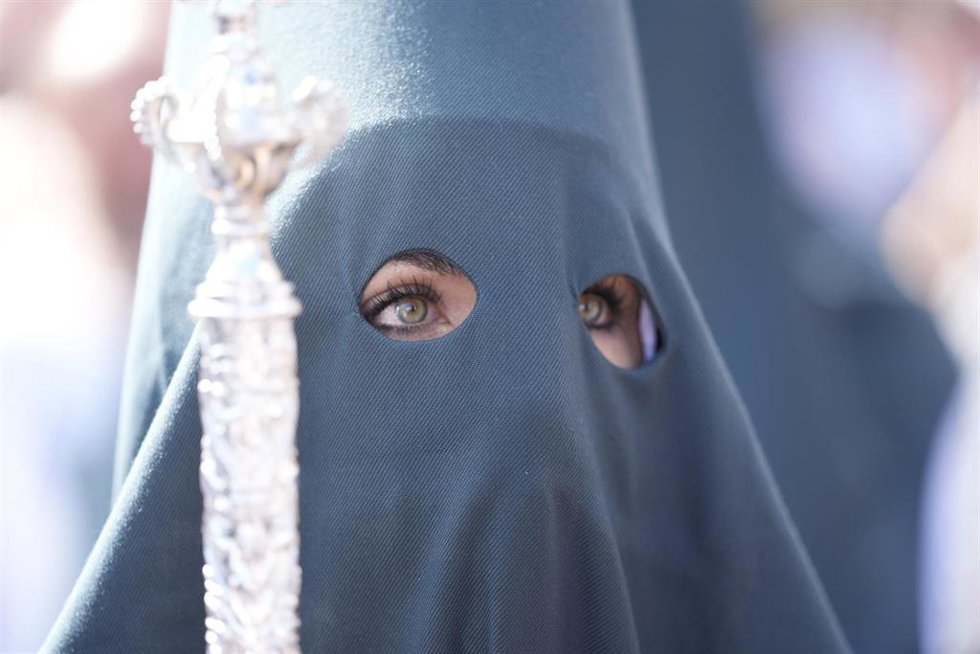Detalle de los ojos de una nazarena de la hermandad Bendición y Esperanza del Polígono Sur.