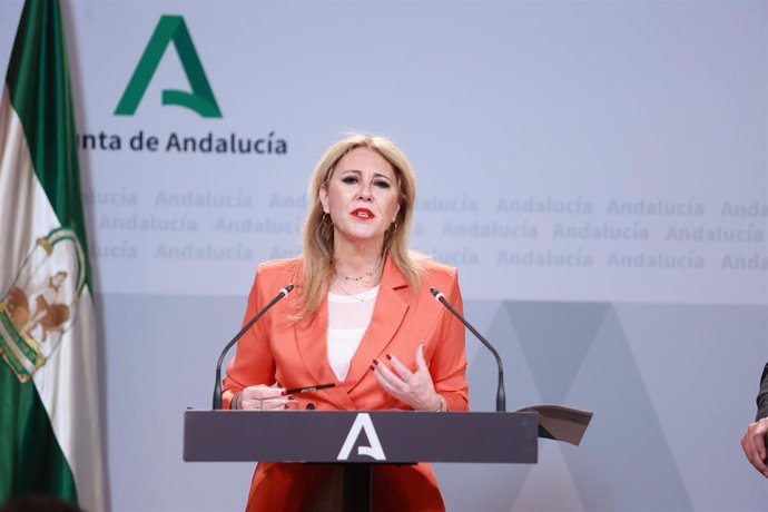 La consejera de Economía, Hacienda y Fondos Europeos y portavoz del Gobierno, Carolina España, interviene durante la rueda de prensa posterior al Consejo de Gobierno. A 09 de abril de 2025.