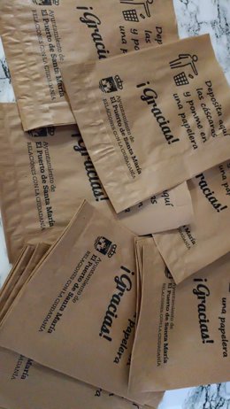 Bolsas para desperidicios y basura que se repatirán durante Semana Santa en El Puerto de Santa María.