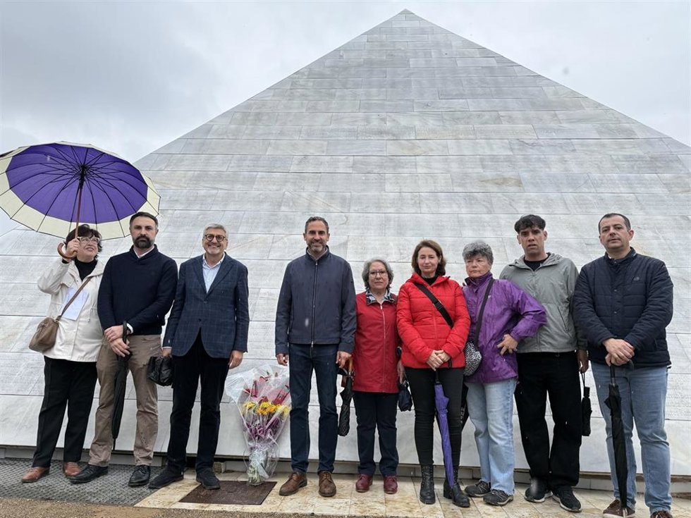 Aguilar junto al portavoz socialista en el Ayuntamiento, Daniel Pérez, y a la secretaria provincial de Memoria Democrática del partido y también edil María del Carmen Sánchez, en el acto convocado por la Asociación Contra el Silencio y el Olvido.