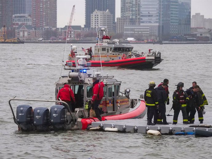Vaixells de rescat a la recerca de l'helicòpter turístic abatut al riu Hudson a Jersey City (EUA)