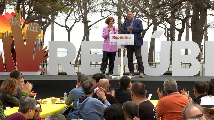 El presidente de ERC, Oriol Junqueras, y la secretaria general de ERC, Elisenda Alamany, durante la Festa de la República