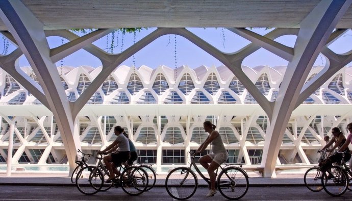 Archivo - Turistas en València en imagen de archivo