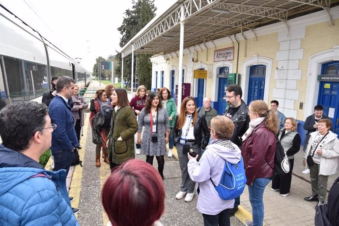 La directora general de Turismo, Comercio y Artesanía, Ana Isabel Fernández, en la llegada a Almagro del Tren del Teatro Clásico.