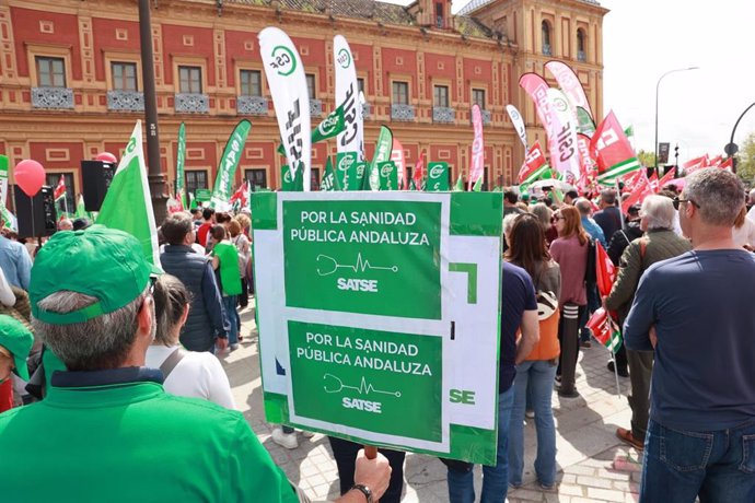 Manifestación en defensa de la sanidad pública en Sevilla. A 05 de abril de 2025, en Sevilla (Andalucía, España). 