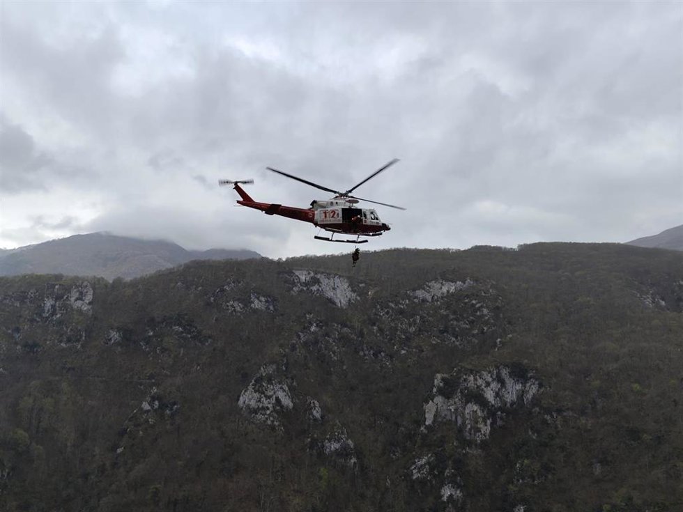 El helicóptero rescata a una corredora vasca que sufrió un síncope durante el trail de la Subida a Tresviso