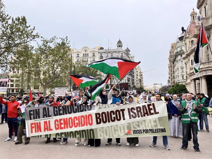 Una protesta en València exige al Gobierno "el embargo de armas a Israel" y "el fin de la complicidad española en el genocidio contra Palestina"