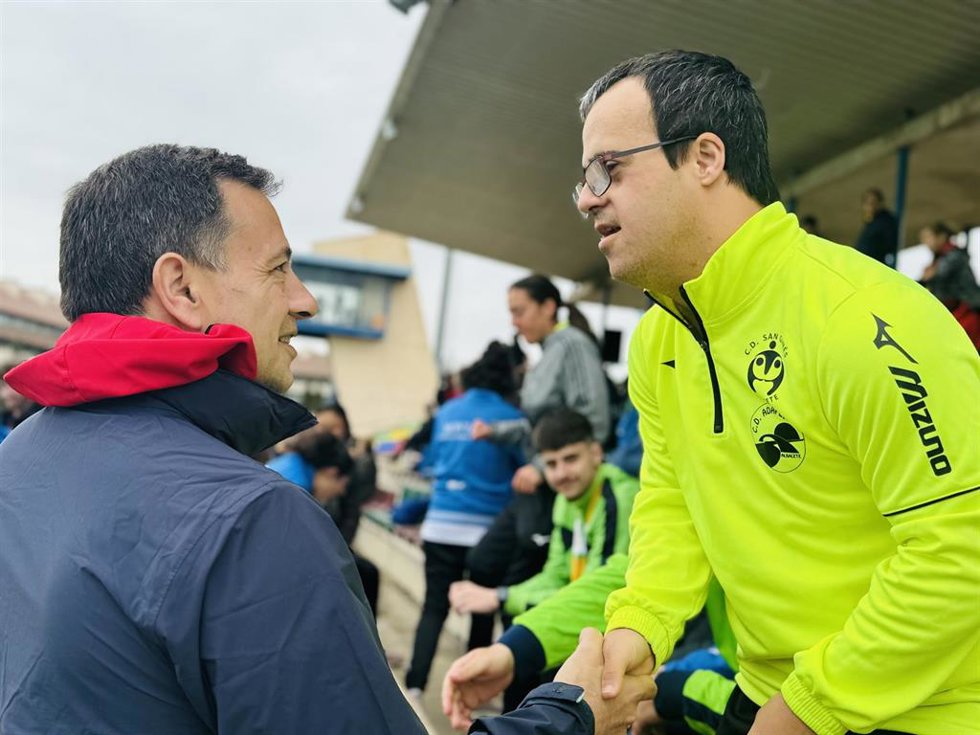El alcalde de Albacete, Manuel Serrano, en el XXVII Campeonato Regional de Atletismo de Fecam.