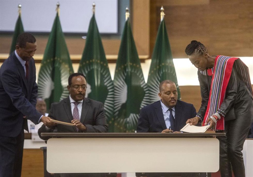 Archivo - Getachew Reda (segundo por la derecha) firma en Pretoria el acuerdo de paz para Tigray 