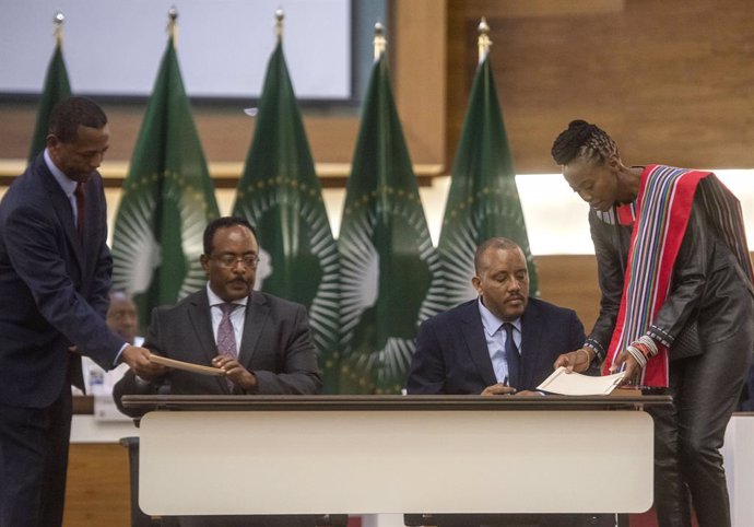 Archivo - PRETORIA, Nov. 3, 2022  -- Redwan Hussien Rameto (2nd L), representative of the Ethiopian government, and Getachew Reda (2nd R), representative of the Tigray People's Liberation Front (TPLF), sign a peace agreement in Pretoria, South Africa, Nov