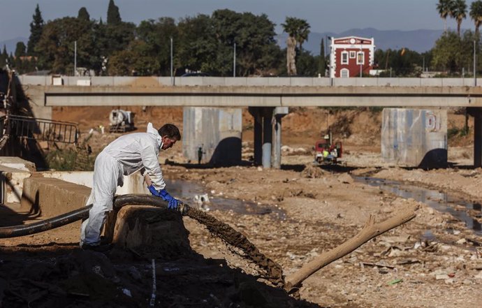 Archivo - Arquivo - Um homem joga lama coletada durante trabalho de limpeza, em 28 de novembro de 2024, em Paiporta, Valência (Valencia). Em 29 de outubro, o DANA devastou várias áreas da Espanha, sendo a província de Valência a mais afetada.
