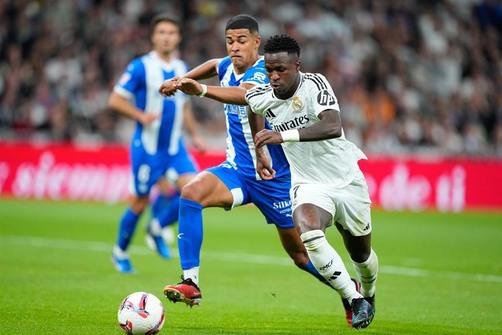 Archivo - El delantero del Real Madrid Vinícius Júnior regatea al defensa del Deportivo Alavés Santiago Mouriño, en el partido de LaLiga EA Sports 2024-2025 en el Santiago Bernabéu.