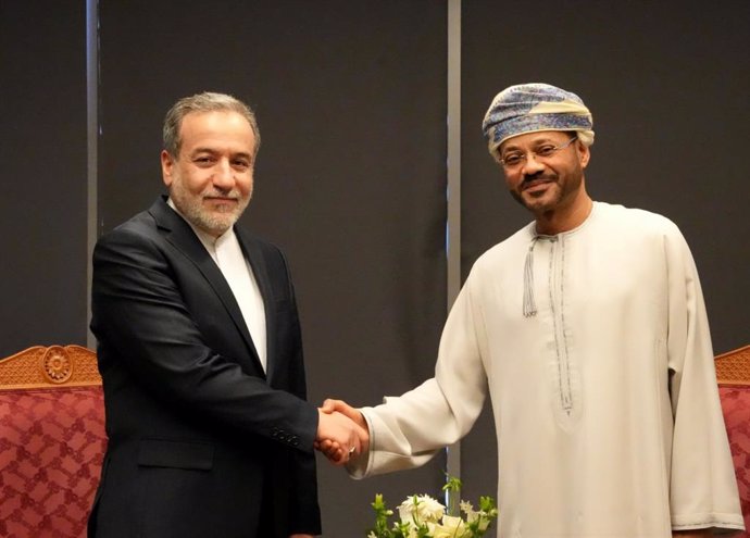 El ministro de Exteriores de Irán, Abbas Araqchi, y el ministro de Exteriores de Omán, Badr al Busaidi 