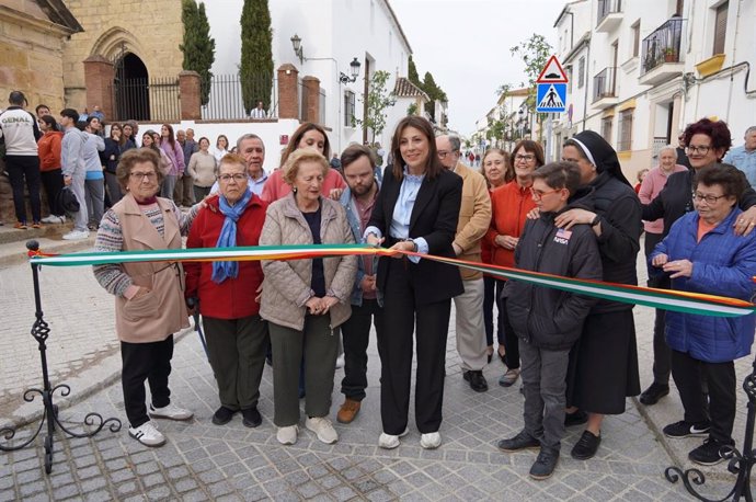 La alcaldesa de Ronda, Mari Paz Fernández, inaugura la recién remodelada calle Real.