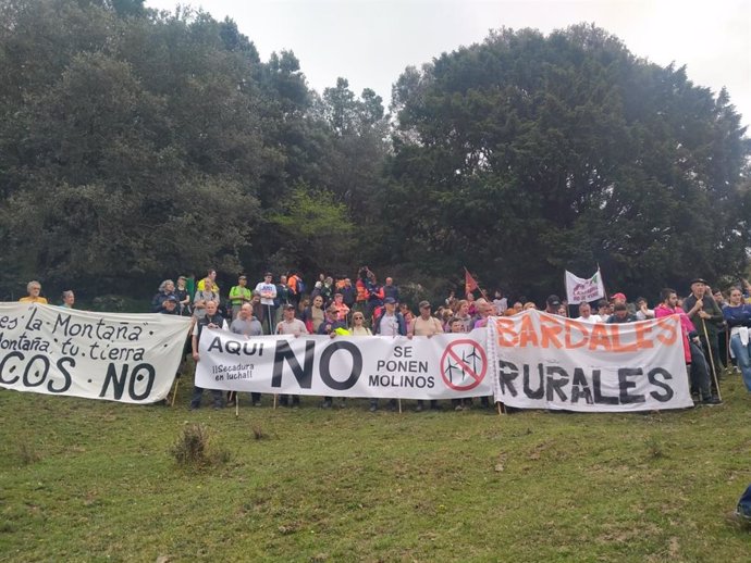Cerca de 300 personas participan en una marcha de montaña en Voto y Ruesga para protestar contra los parques eólicos