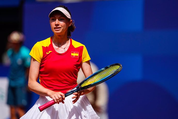 Archivo - Cristina Bucsa, da Espanha, em ação durante sua partida com Sara Sorribes Tormo, da Espanha, contra Karolina Muchova, da República Tcheca, e Linda Noskova, da República Tcheca, durante a partida de medalha de bronze de duplas femininas na quadra