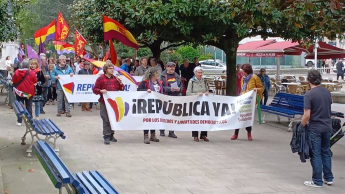 Decenas de personas se manifiestan en Santander para pedir la III República y denunciar el aumento de gasto militar