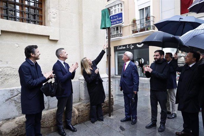 La alcaldesa de Granada, Marifran Carazo, inaugura la plaza Nuestro Padre Jesús del Rescate.