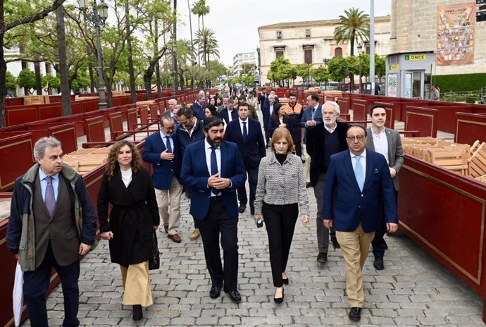 La alcaldesa de Jerez, María José García-Pelayo, visita la Carrera Oficial.