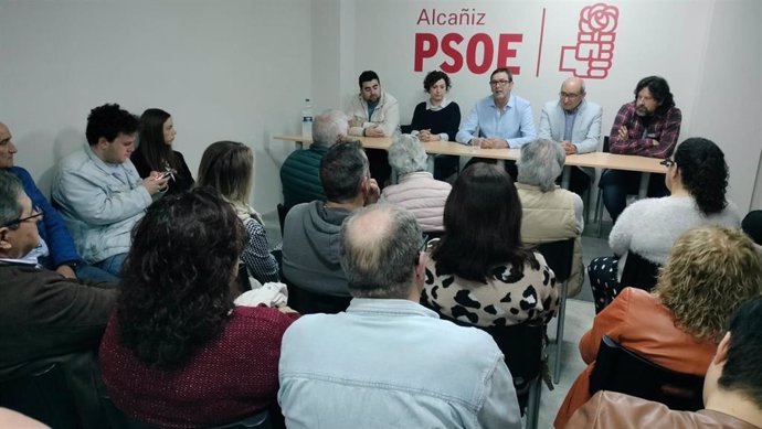 El secretario general del PSOE Teruel, Rafael Guía, durante el encuentro con la militancia socialista de Alcañiz (Teruel).
