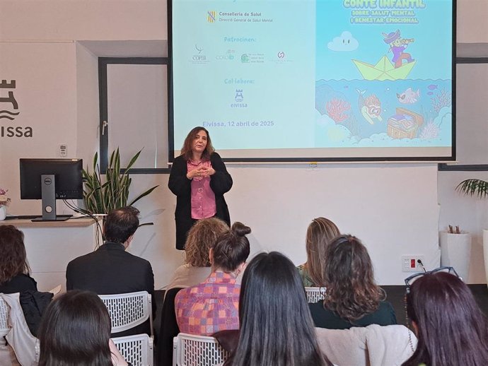La consellera de Salud, Manuela García, entrega los premios del III Certamen de cuento infantil sobre salud mental y bienestar emocional