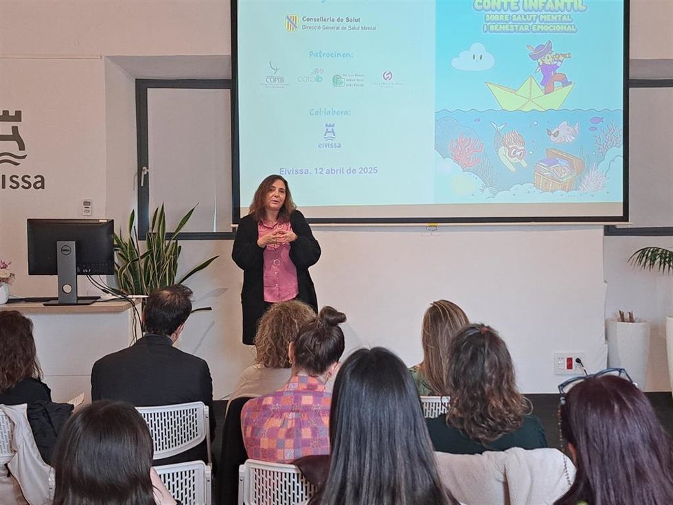 La consellera de Salud, Manuela García, entrega los premios del III Certamen de cuento infantil sobre salud mental y bienestar emocional