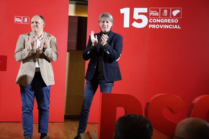El secretario general provincial, José Luis Aceves (izda), con el líder socialista regional, Carlos Martínez, durante el congreso de Segovia