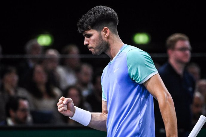 Archivo - 31 October 2024, France, Paris: Spanish tennis player Carlos Alcaraz celebrates a point against French Ugo Humbert during their men's singles round of 16 match of the Rolex Paris Masters tennis tournament at Accor Arena. Photo: Matthieu Mirville