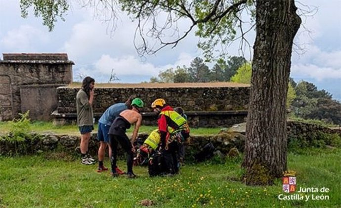 El Grupo de Rescate de la Junta de Castilla y León socorre a un joven con una lesión en una pierna en Gavilanes (Ávila)
