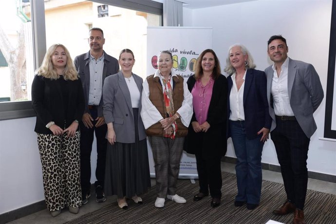 La presidenta del Govern, Marga Prohens inaugura una jornada para personas con enfermedad renal y sus familiares en Palma